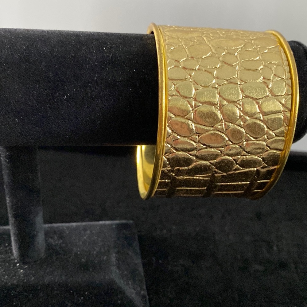 Vintage metal and vinyl bracelet. B4